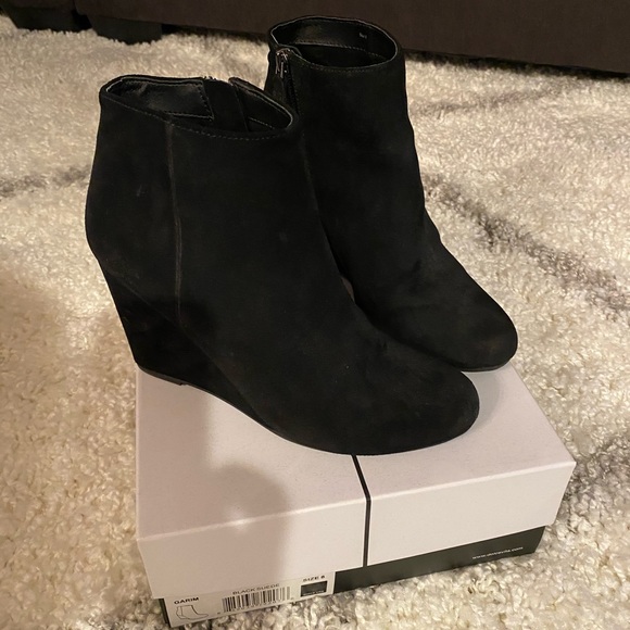 dolce vita “Garim” black suede ankle bootie wedge - Picture 2 of 7